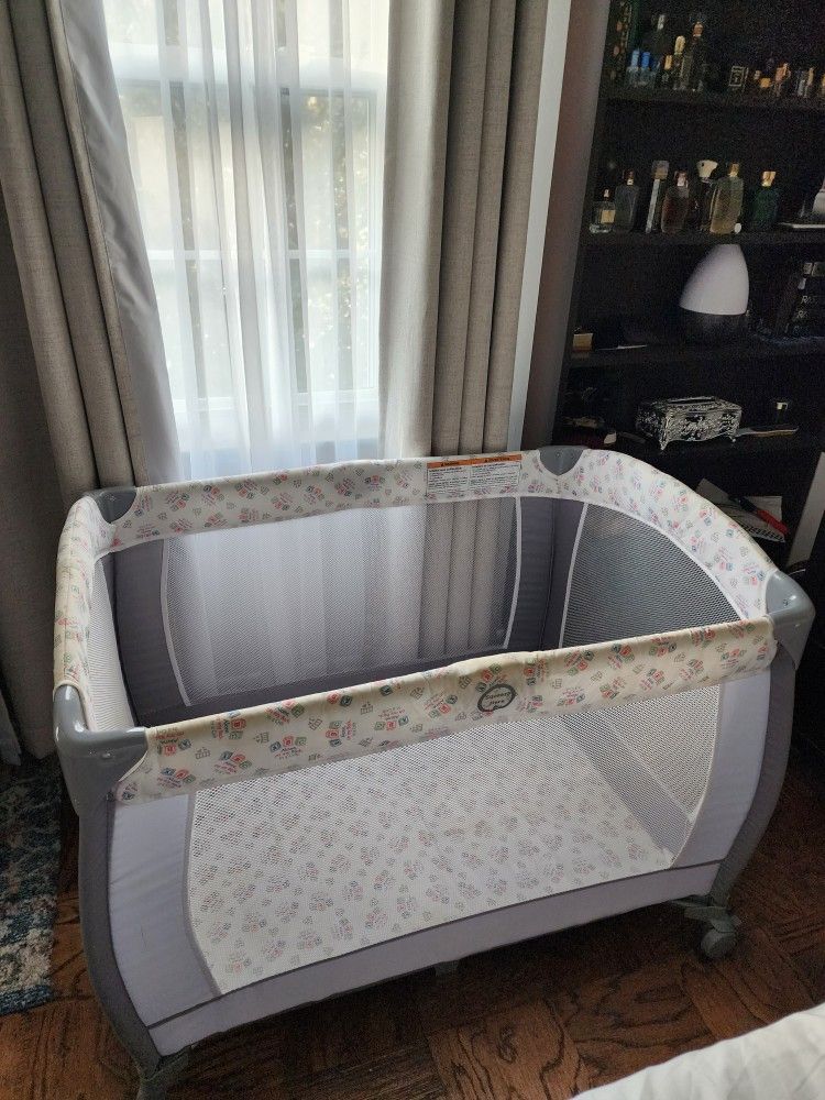 Foldable Play Pen/Crib