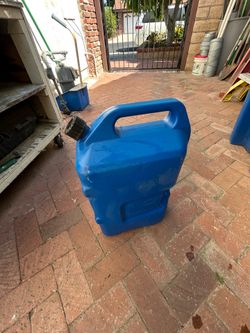 6 gallon Rubbermaid water container