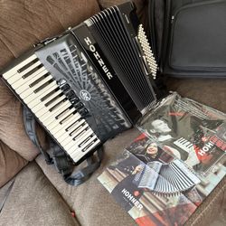HONHER BRAVO ACORDION  34 Keys 