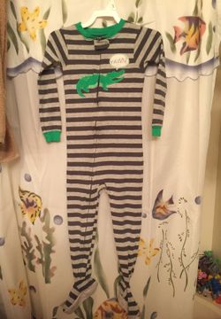 Alligator footsies never worn size 5t