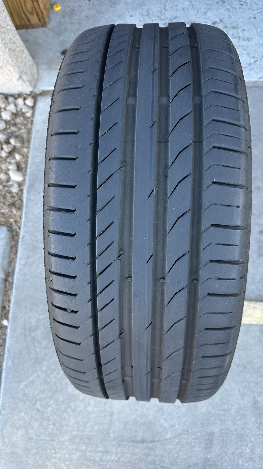 1– 225/40R18 CONTINENTAL NO PATCHES ABOUT 90 % TREADS