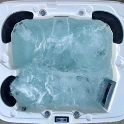 Beautiful 2012 Catalina spas/Hot tub/Jacuzzi for sale