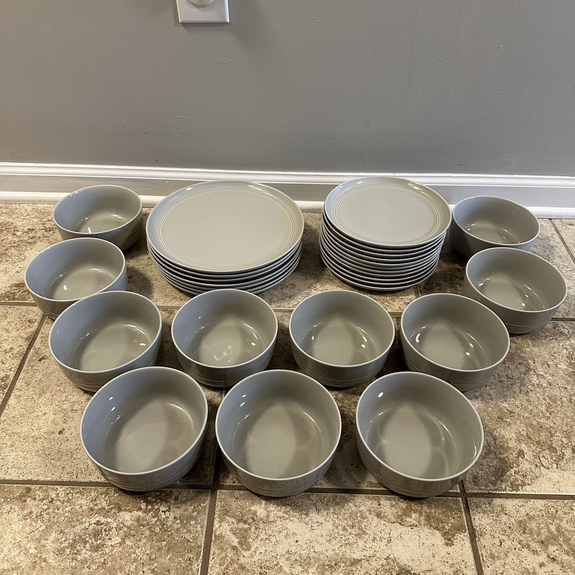 29pc Crate & Barrel Hue Dinnerware Set - Light Grey