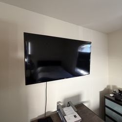 Samsung 40” Tv With Movable Bracket 