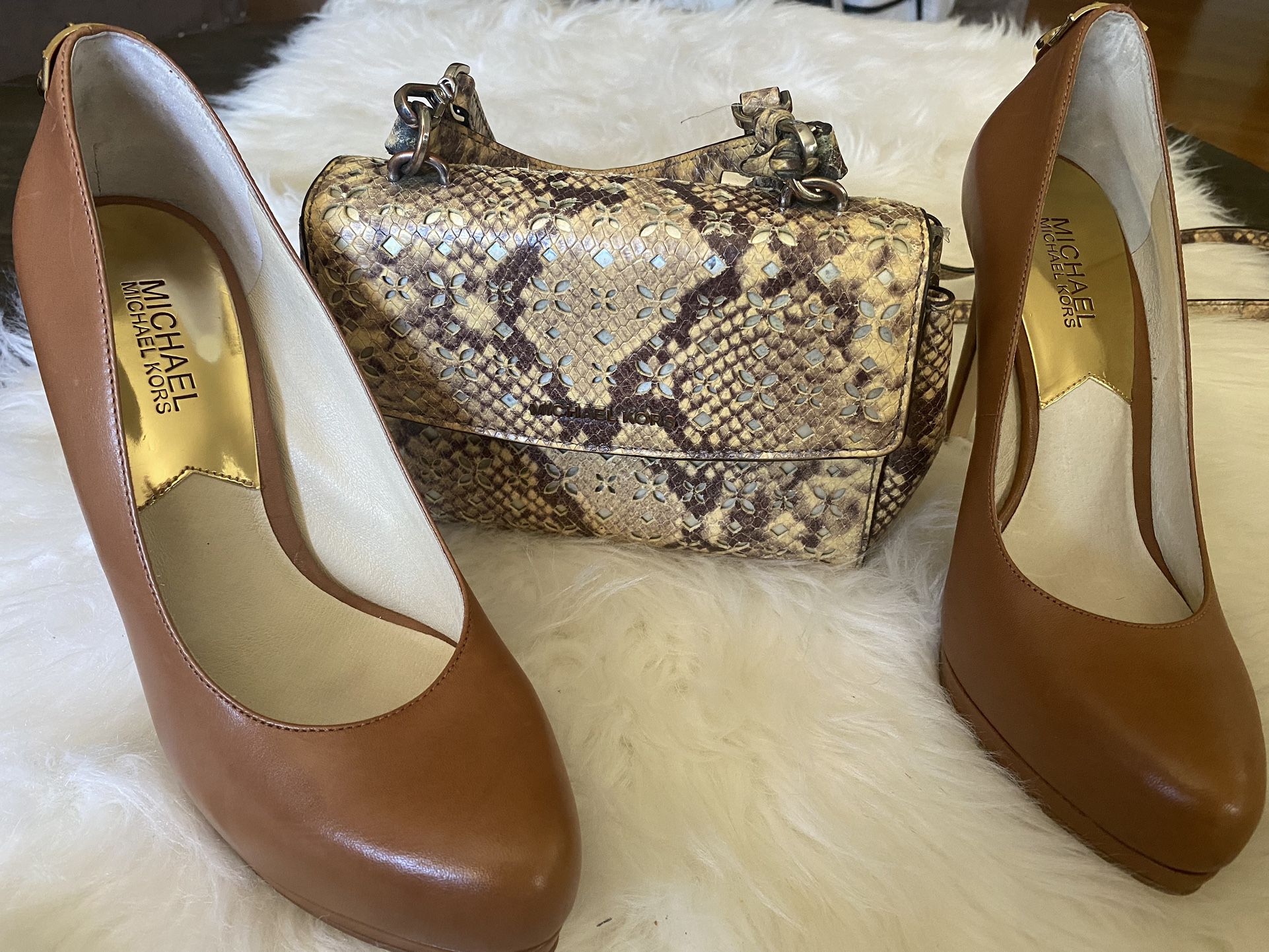 ichael Kors Women's Brown Leather Pumps with small bag