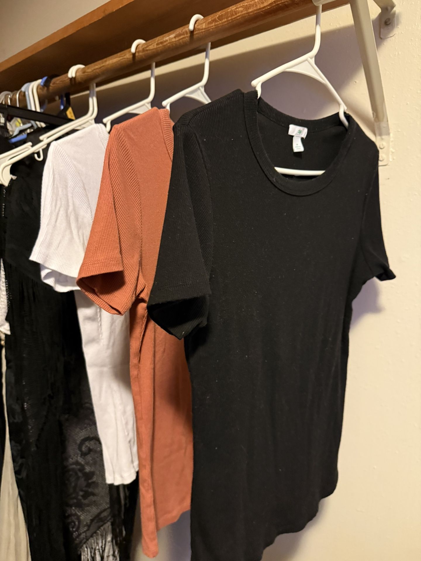 3 Medium Ladies: Juniors Tops 