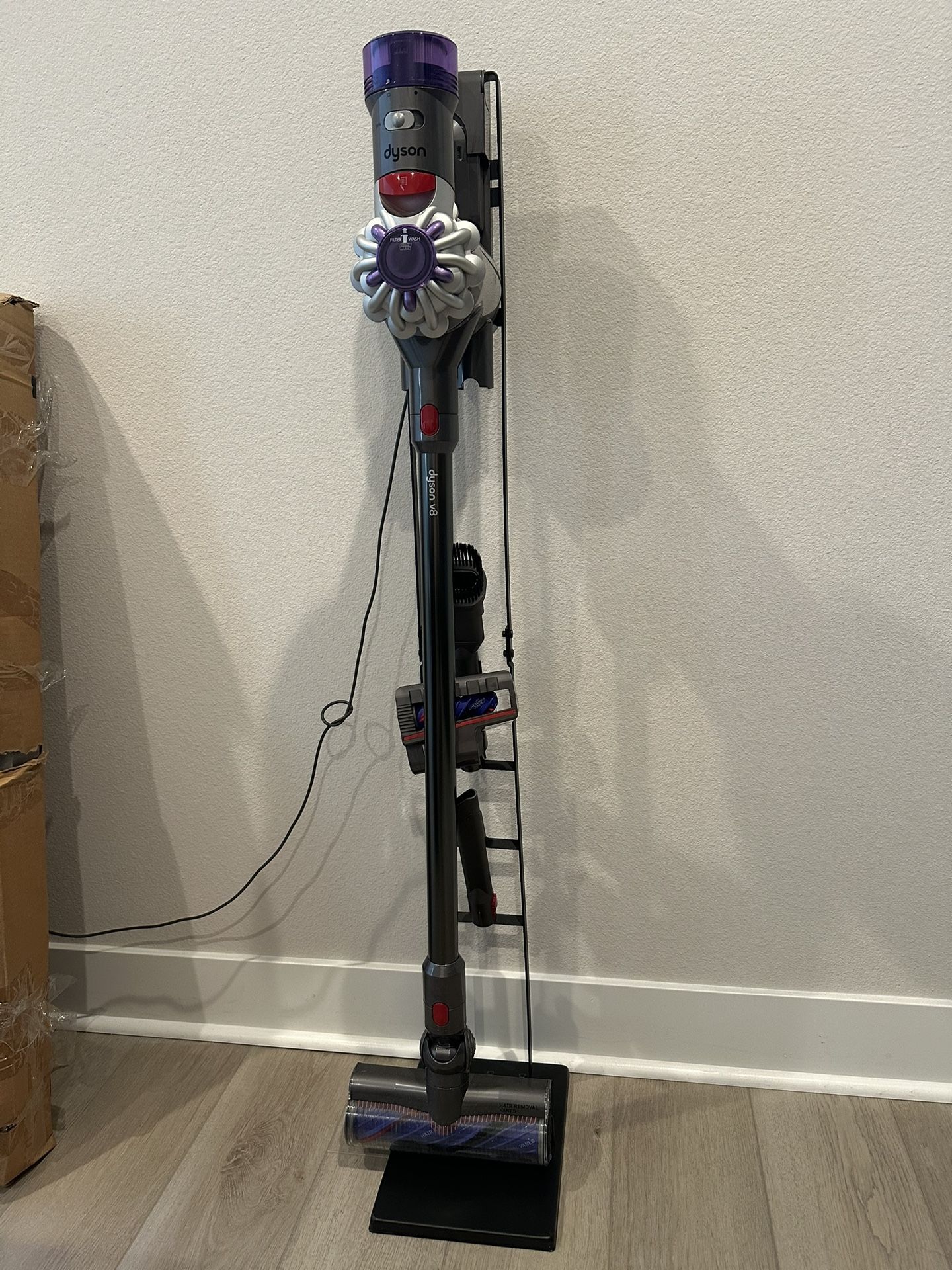 Dyson V8