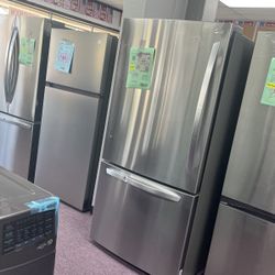 Refrigerator 33” With Bottom Freezer New Open Box And 1 Year Warranty 