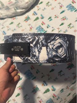 Adjustable weightlifting belt