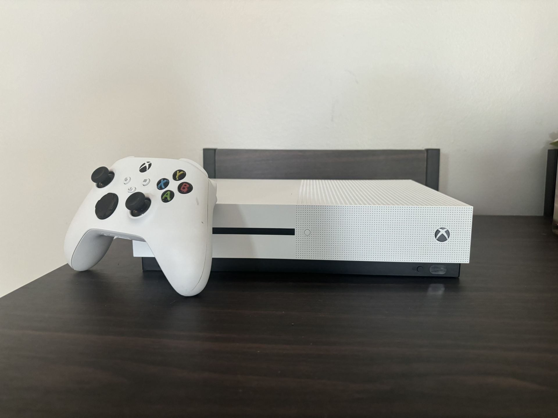 XBOX ONE S (with controller)