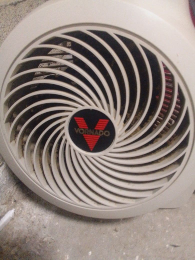Varnad
Whole Room Vortex Heat Circulation®
Adjustable Thermostat
Automatic Safety Shut-Off System
Cool Touch Case
Tight Grill Spirals Resist Curious F