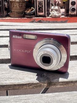 Vintage Nikon Coolpix s210 Y2K digicam