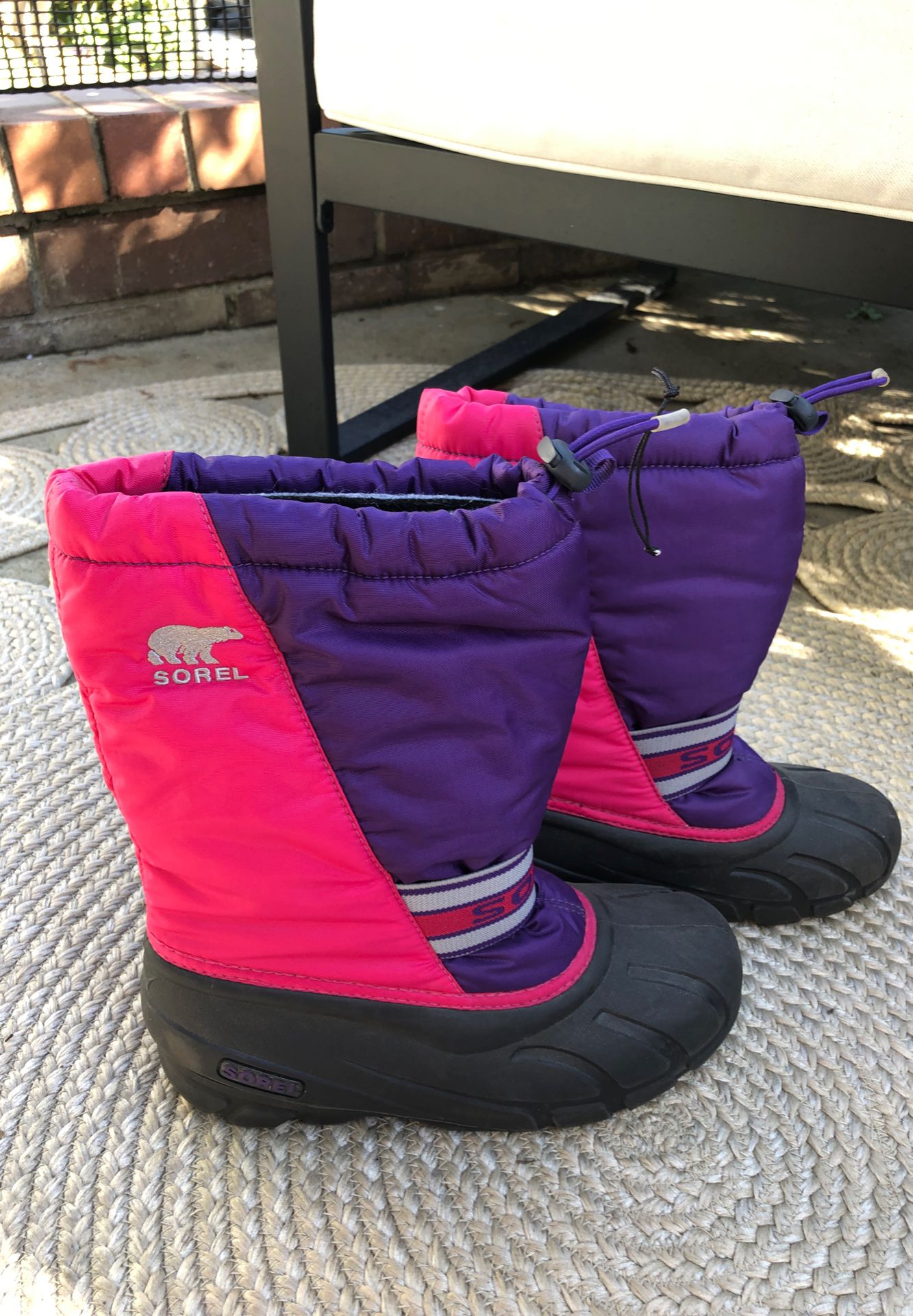 Sorel Girls snow boots 2 different sizes. Rt 5 & Lft 3