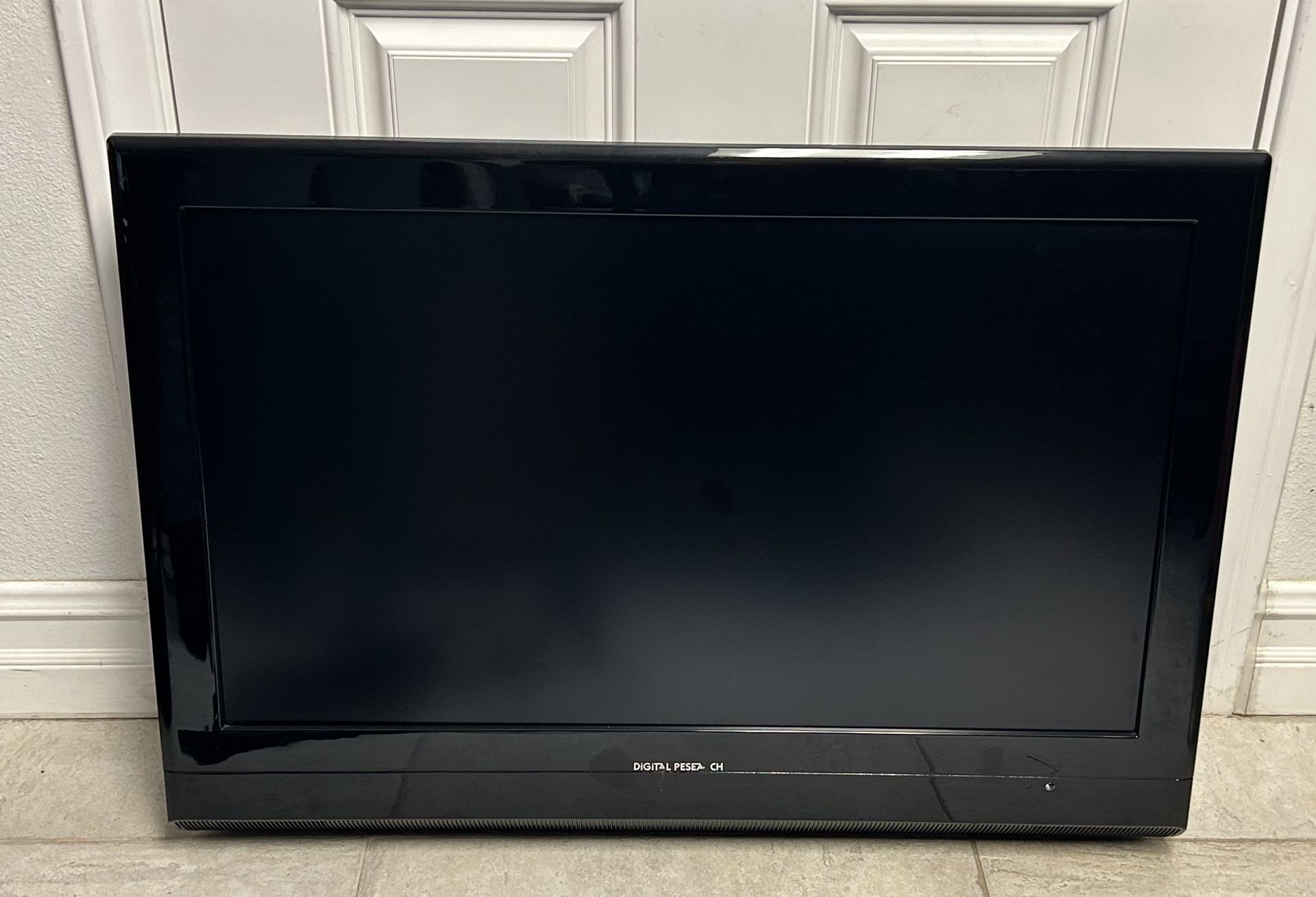 32” TV  With Swivel Wall Mount