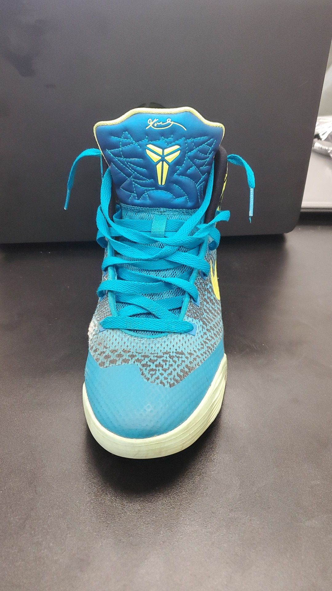 NIKE KOBES SIZE Y ***