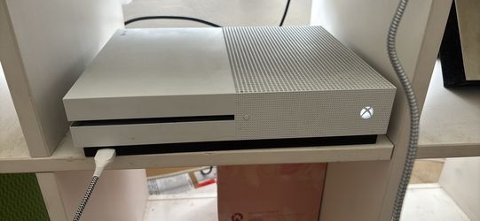 Xbox 1 with two controllers and all cords