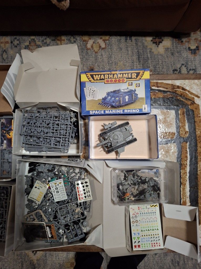 Large Group Of Games Workshop Mineatures.  Warhammer 