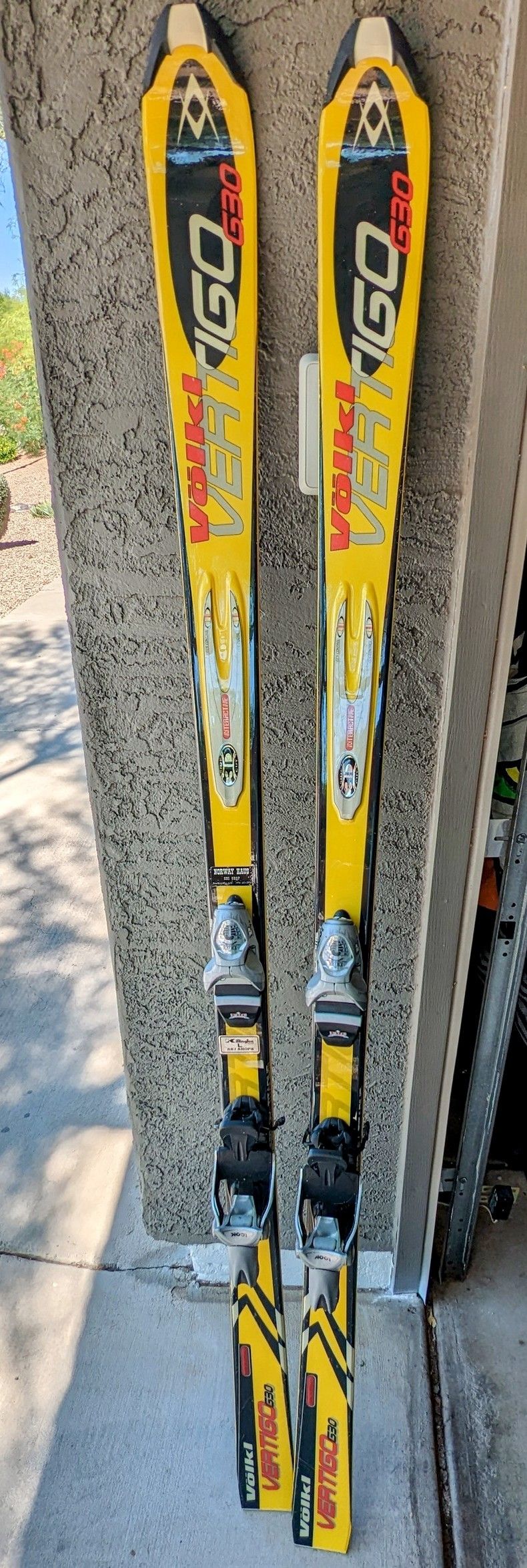 Volkl Vertigo G30 skis w/ Look Bindings Size 188