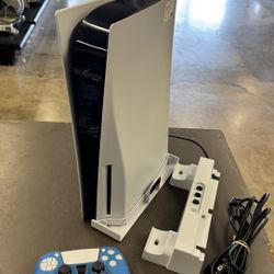Sony PS5 one controller and dock station disc version no trades pick up in Tacoma FIRM PRICE 