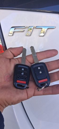 Car Keys And Remotes  / Llaves De Carro Y Controlles