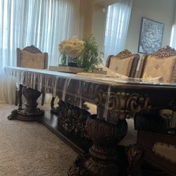 Dining table and eight chairs in perfect condition