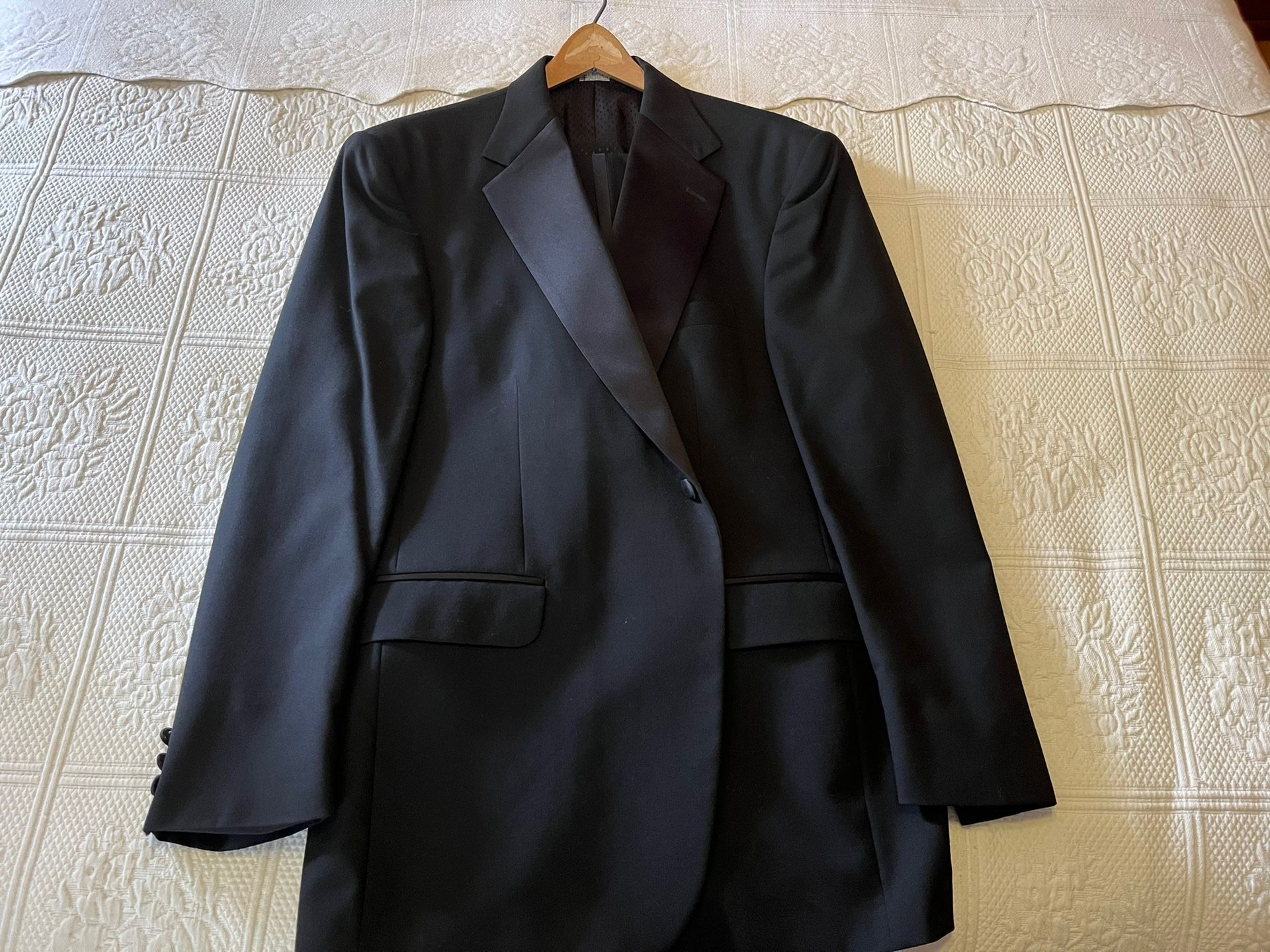 Men’s Bill Blass Tuxedo 46R