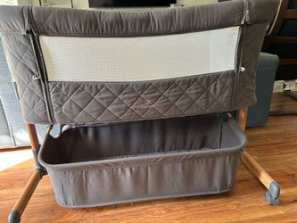 Baby bassinet (barely used)