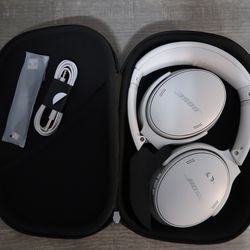 White Bose Quiet Comfort Headphones