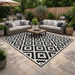 New In Box 9x12 Feet Large Outdoor Waterproof Floor Mat Black And White Pattern With Carrying Case Case Not a Rug Or Carpet 