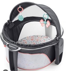 Fisher-Price Portable Bassinet On-The-Go Baby Dome, Travel Play Space with Developmental Newborn Toys & Canopy,