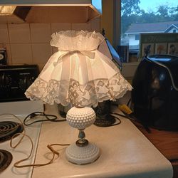  REALLY NEAT LOOKING VINTAGE  MILK GLASS TABLE LAMP 