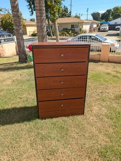 Cajonera de 5 cajones en buenas condiciones $35