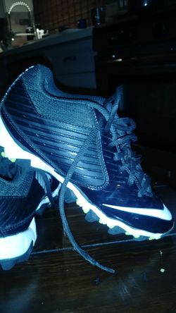 Youth football cleats