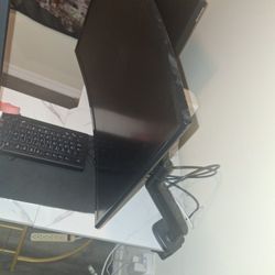 Selling Curved Monitor Along With Microphone 