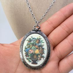 Vintage 1976 silver tone Sarah Coventry collectors item Flower Bouquet 💐 needlepoint Tapestry Framed necklace art Excellent Condition