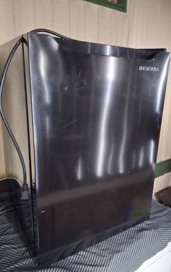 insignia mini fridge  with door storage