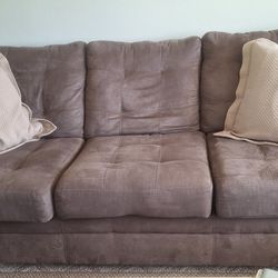 Sofa With 2 Pillows