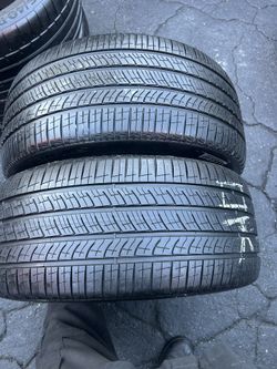 Tengo un par de llantas seminuebas marca pirelli scorpion 255 45 R19 90%de vida instalación y balanceó por el mismo precio 