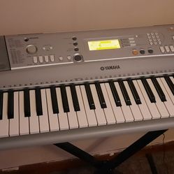 Yamaha YPT-300 Keyboard With Stand