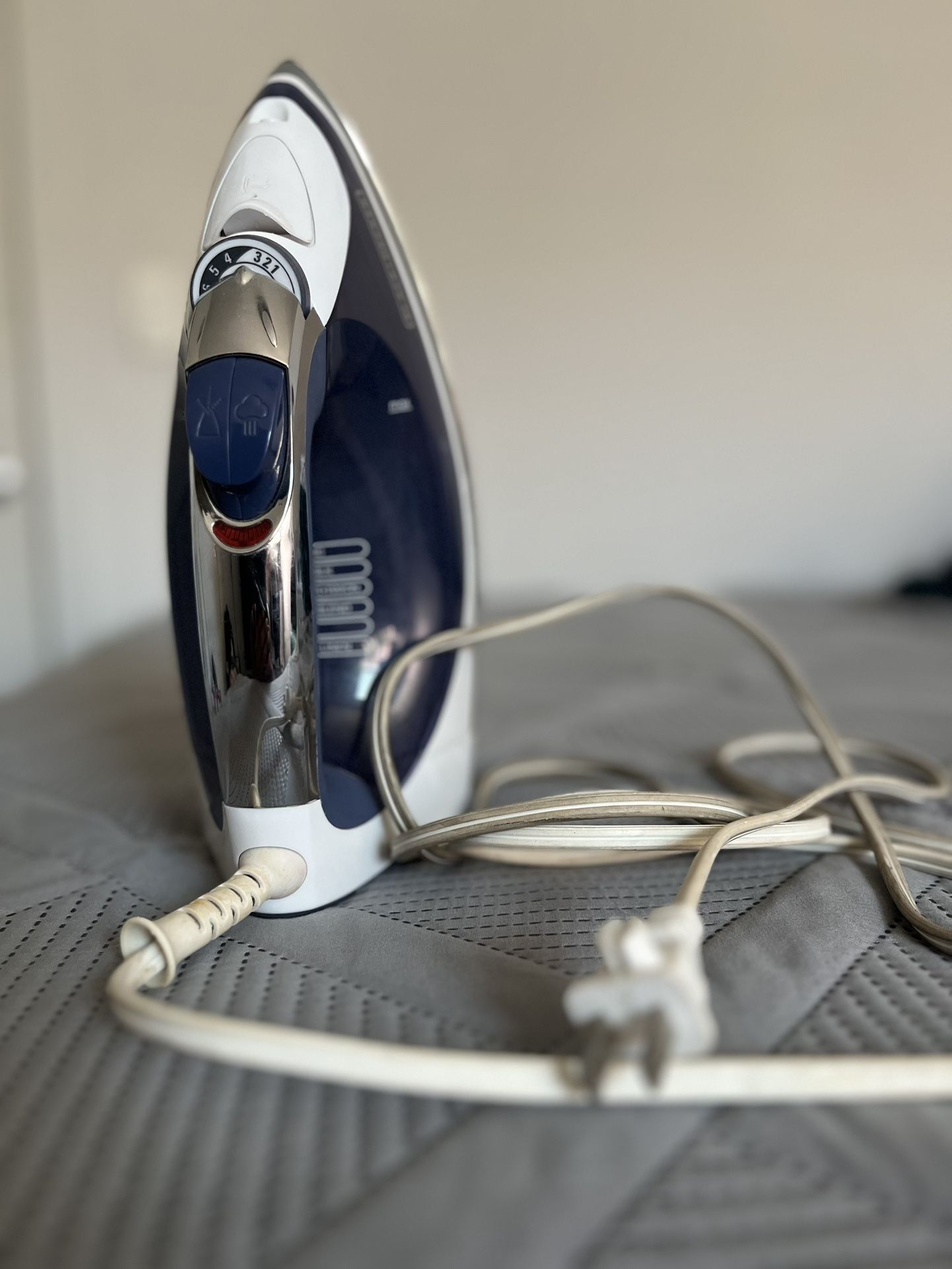 Black & Decker Corded Xpress Steam Iron Model IRO8X Open Box Used