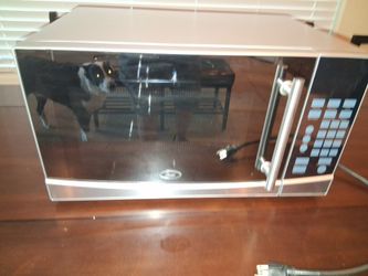 NEAR NEW OSTER 1000 WATT MICROWAVE