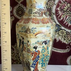 Vintage Chinese Porcelain Vase 