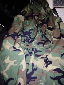 Like new authentic vintage 1996 U.S. Army M-65 Woodland Camouflage Field Jacket in "Large Regular"