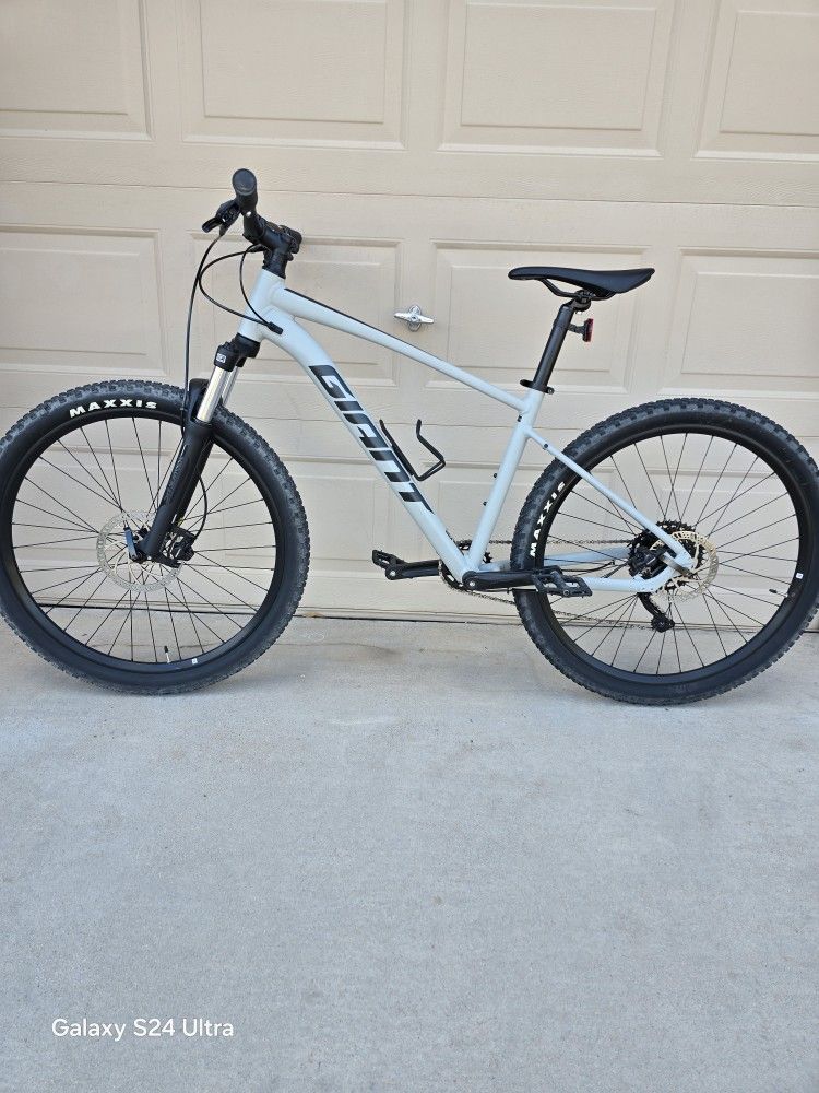 GIANT TALON 2 MOUNTAIN BIKE, 1X9, (MEDIUM FRAME)