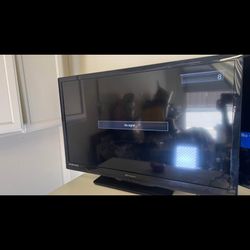 Emerson 33 Inch Tv Screen works well no remote