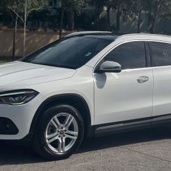 2022 Mercedes-Benz GLA $1,500 Down ! 