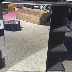 Free cabinet with mirror