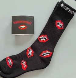 Black lipped socks