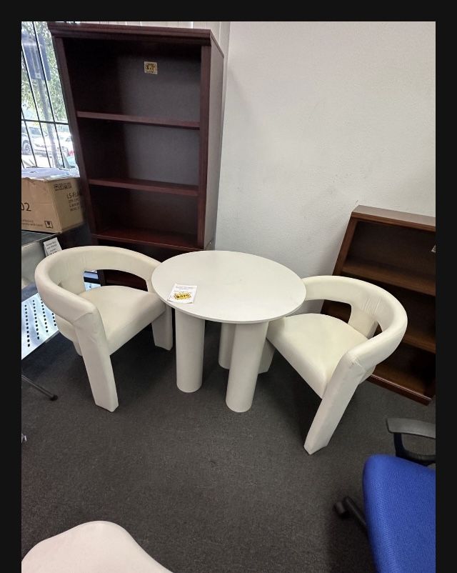 30" Round Breakfast Dining Table Set And Chairs (with Dent See Last Pic)