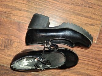 Woman size 6 1/2 Wide